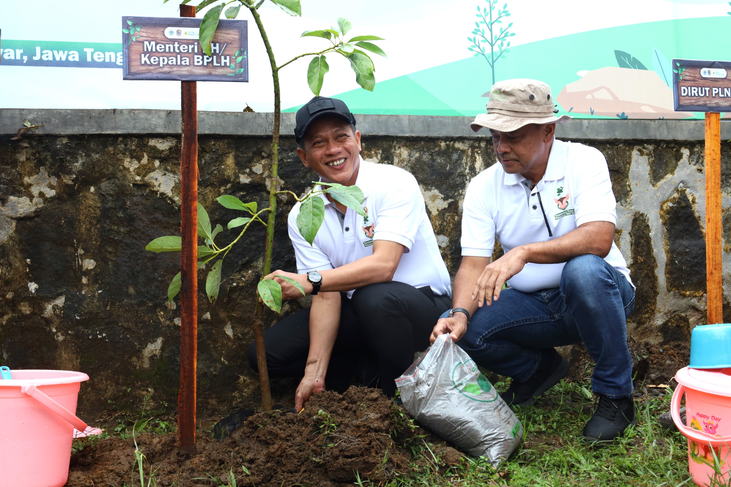 PLN Nusantara Power dan Menteri LH/Ka. BPLH Tanam 1.500 Pohon dan Tebar Benih Ikan di Telaga Madirda