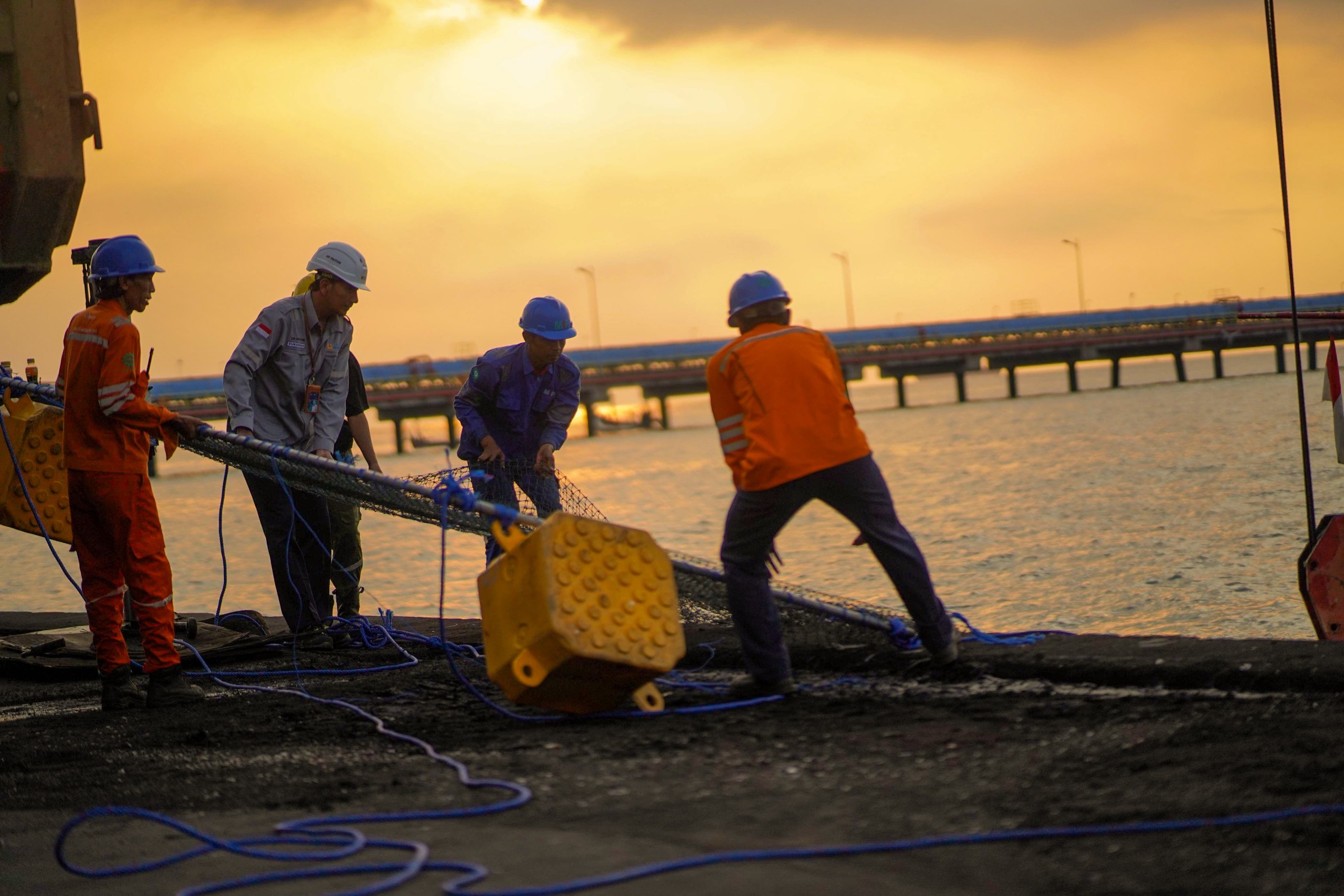 Jaga Operasi Tetap Andal : PLN NP Hadapi Fenomena Ubur-Ubur Dengan Prinsip Kehati-Hatian