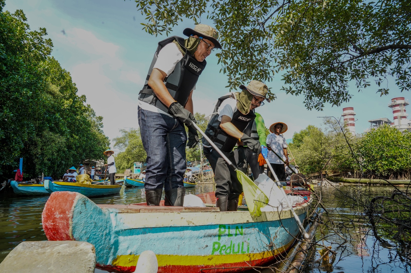 PLN Nusantara Power  Gerakkan Lebih dari 200 Relawan Bersihkan 2,1 Ton Sampah di Kampung Nelayan